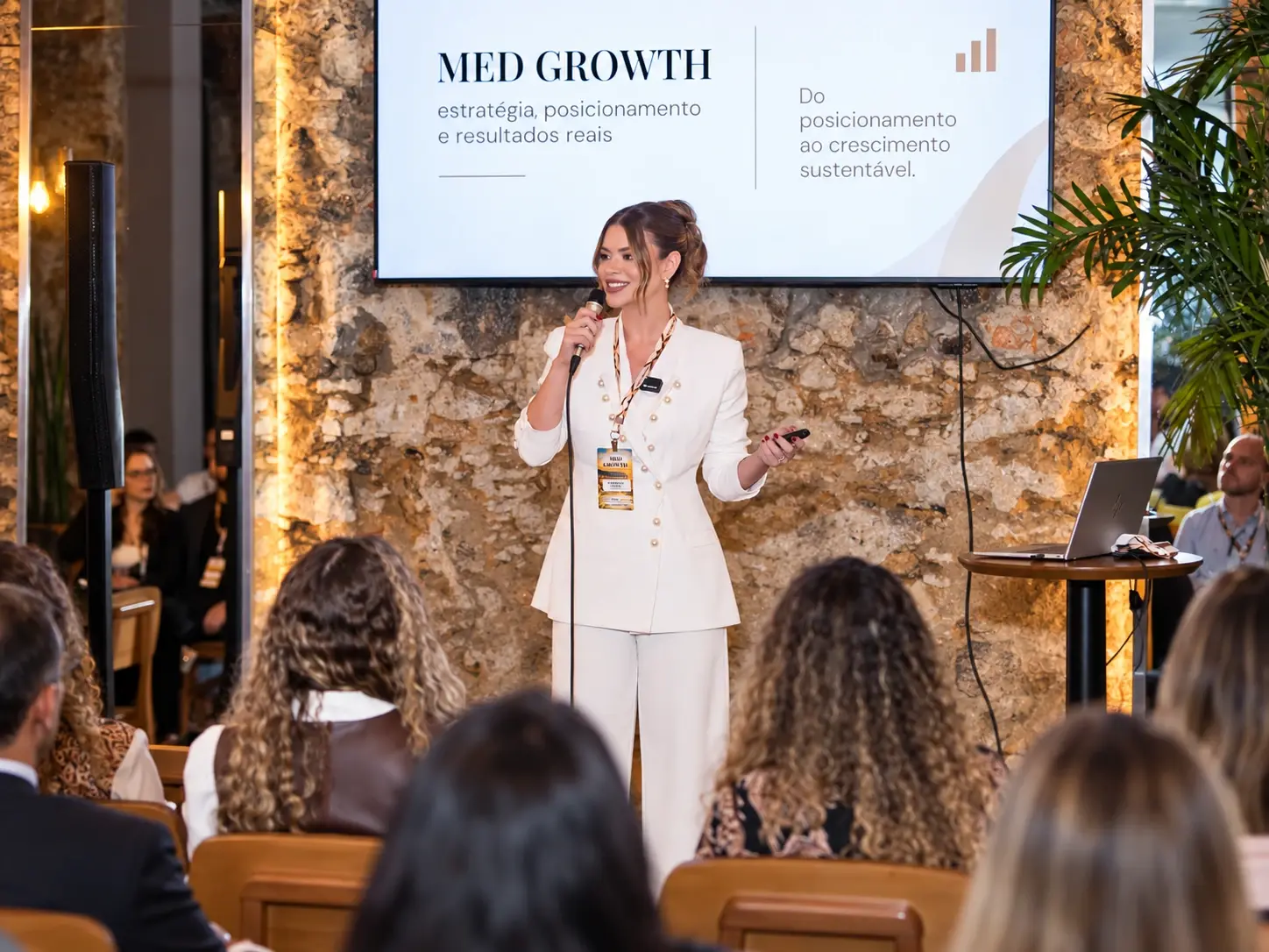 Gabriella Viana em palestra no evento Med Growth